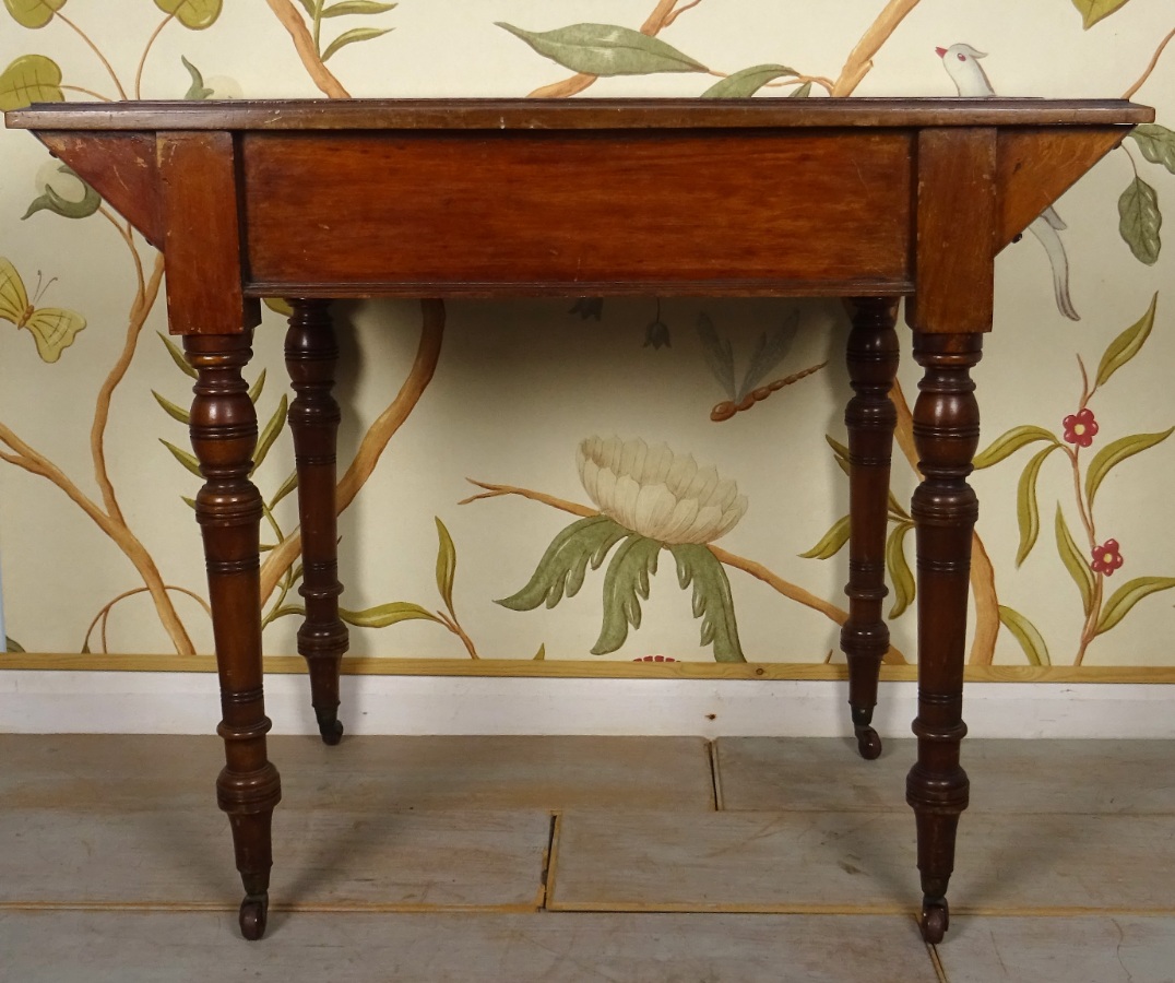 	Victorian writing table of small proportions